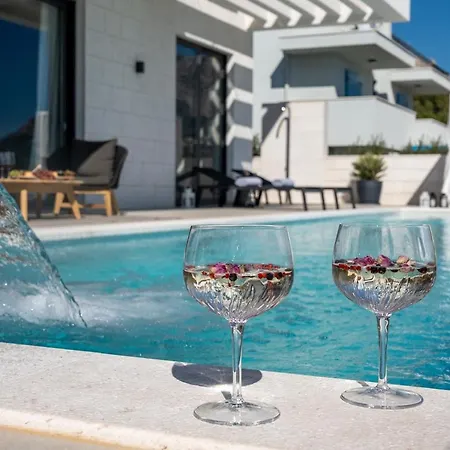 Luxury Andoris With Gym, Spa, Heated Pool * Duće