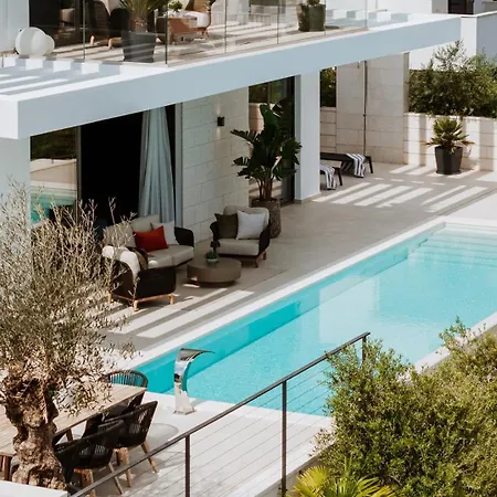 Luxury Andoris With Gym, Spa, Heated Pool