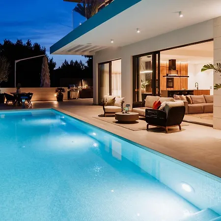Luxury Andoris With Gym, Spa, Heated Pool